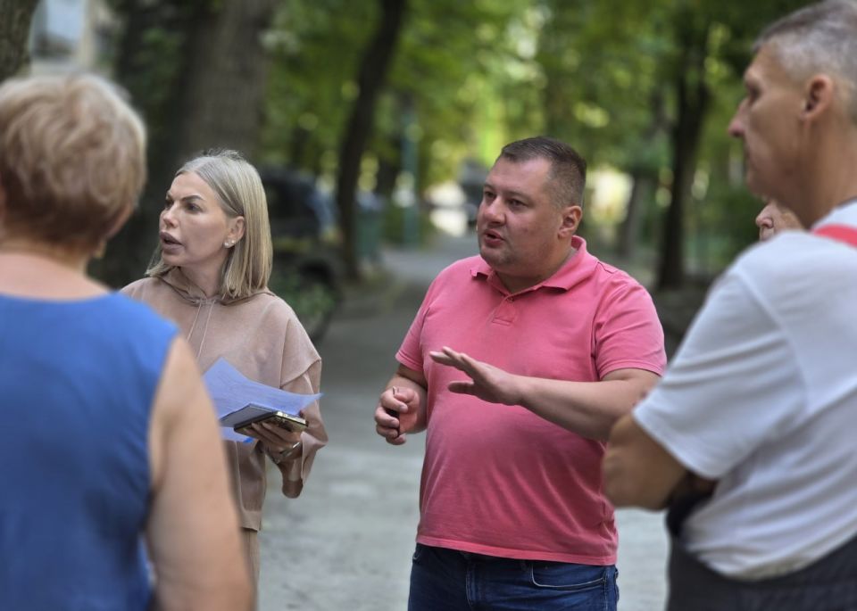 Руководитель управы Куйбышевского внутригородского района Иван Адамец провел встречу с жителями многоквартирного дома по адресу ул. Куйбышева, 202 Руководитель управы Куйбышевского внутригородского района Иван Адамец провел встречу с жителями многоквартирного дома по адресу ул. Куйбышева, 202