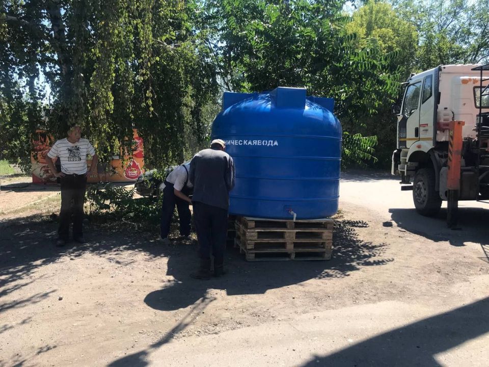 Сегодня, 2 августа, с целью обеспечения населения водой в Червоногвардейском внутригородском районе города Макеевки проведены работы по установке ёмкостей для разбора технической воды по адресу: ул. Титова (маг. "Шуруп") Сегодня, 2 августа, с целью обеспечения населения водой в Червоногвардейском внутригородском районе города Макеевки проведены работы по установке ёмкостей для разбора технической воды по адресу: ул. Титова (маг. "Шуруп")