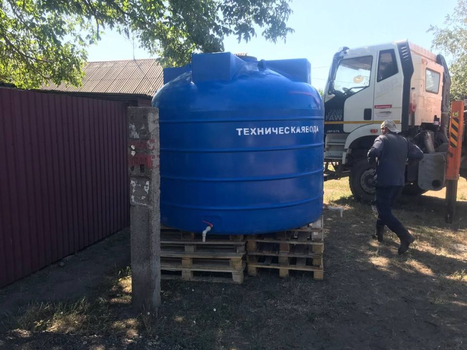 Сегодня, 2 августа, с целью обеспечения населения водой в Червоногвардейском внутригородском районе города Макеевки проведены работы по установке ёмкостей для разбора технической воды по адресу: ул. Таманская (маг.... Сегодня, 2 августа, с целью обеспечения населения водой в Червоногвардейском внутригородском районе города Макеевки проведены работы по установке ёмкостей для разбора технической воды по адресу: ул. Таманская (маг....