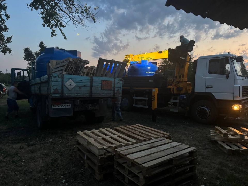 Установка емкости для разбора воды в жилом массиве 4-13, ул. Дорожная, возле магазина Установка емкости для разбора воды в жилом массиве 4-13, ул. Дорожная, возле магазина
