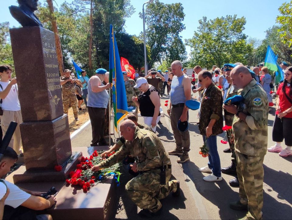 В Мариуполе отметили день ВДВ В Мариуполе отметили день ВДВ