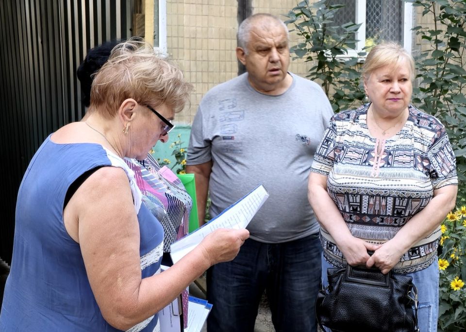 Руководитель управы Куйбышевского внутригородского района Иван Адамец провел встречу с жителями многоквартирного дома по адресу ул. Куйбышева, 202 Руководитель управы Куйбышевского внутригородского района Иван Адамец провел встречу с жителями многоквартирного дома по адресу ул. Куйбышева, 202