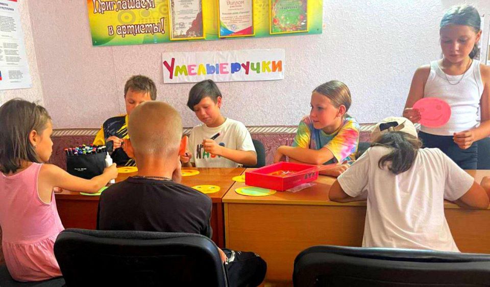 В Клубе посёлка городского типа Грузско-Зорянское прошёл мастер-класс «Радуга улыбок» В Клубе посёлка городского типа Грузско-Зорянское прошёл мастер-класс «Радуга улыбок»