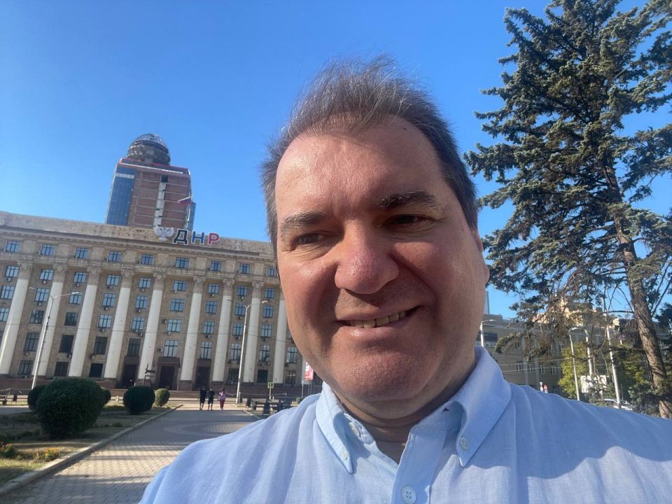 Владимир Корнилов: Узнаете, где это я? Всегда приятно побывать в городе детства и юности Владимир Корнилов: Узнаете, где это я? Всегда приятно побывать в городе детства и юности