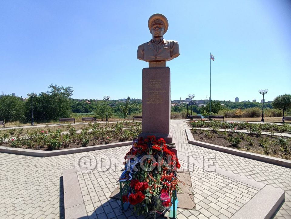 В Донецке несут цветы к памятнику Василию Маргелову В Донецке несут цветы к памятнику Василию Маргелову