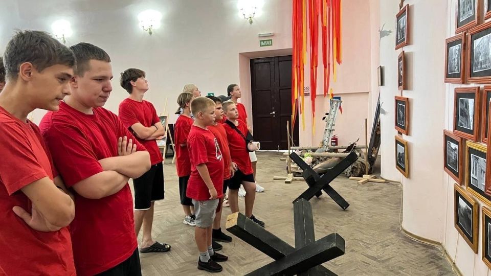 Юнармейцы города Кировское приняли участие в акции "Музей моей Родины"! Ребята посетили выставку, посвященную Специальной Военной Операции, где смогли ознакомиться с уникальными экспонатами и услышать важные рассказы Юнармейцы города Кировское приняли участие в акции "Музей моей Родины"! Ребята посетили выставку, посвященную Специальной Военной Операции, где смогли ознакомиться с уникальными экспонатами и услышать важные рассказы