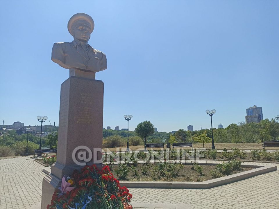 В Донецке несут цветы к памятнику Василию Маргелову В Донецке несут цветы к памятнику Василию Маргелову