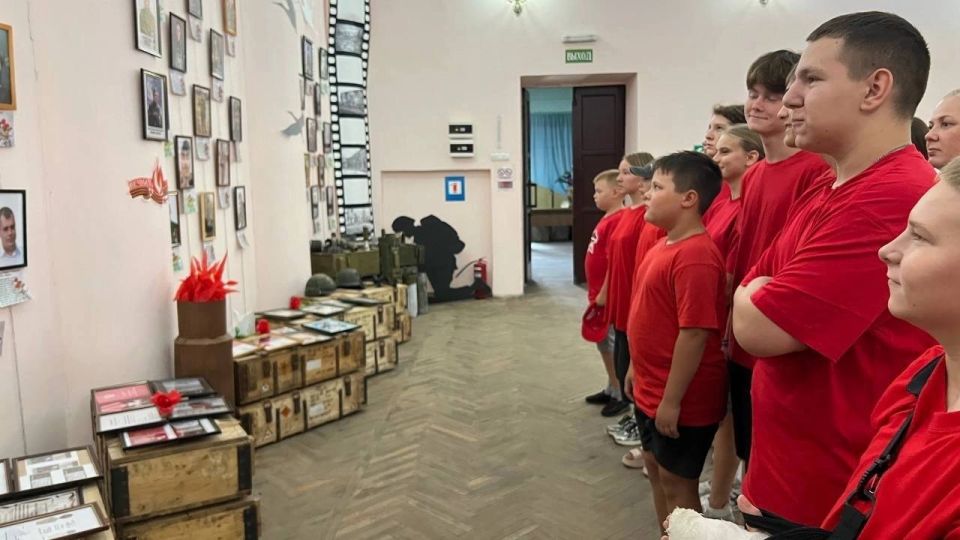 Юнармейцы города Кировское приняли участие в акции "Музей моей Родины"! Ребята посетили выставку, посвященную Специальной Военной Операции, где смогли ознакомиться с уникальными экспонатами и услышать важные рассказы Юнармейцы города Кировское приняли участие в акции "Музей моей Родины"! Ребята посетили выставку, посвященную Специальной Военной Операции, где смогли ознакомиться с уникальными экспонатами и услышать важные рассказы