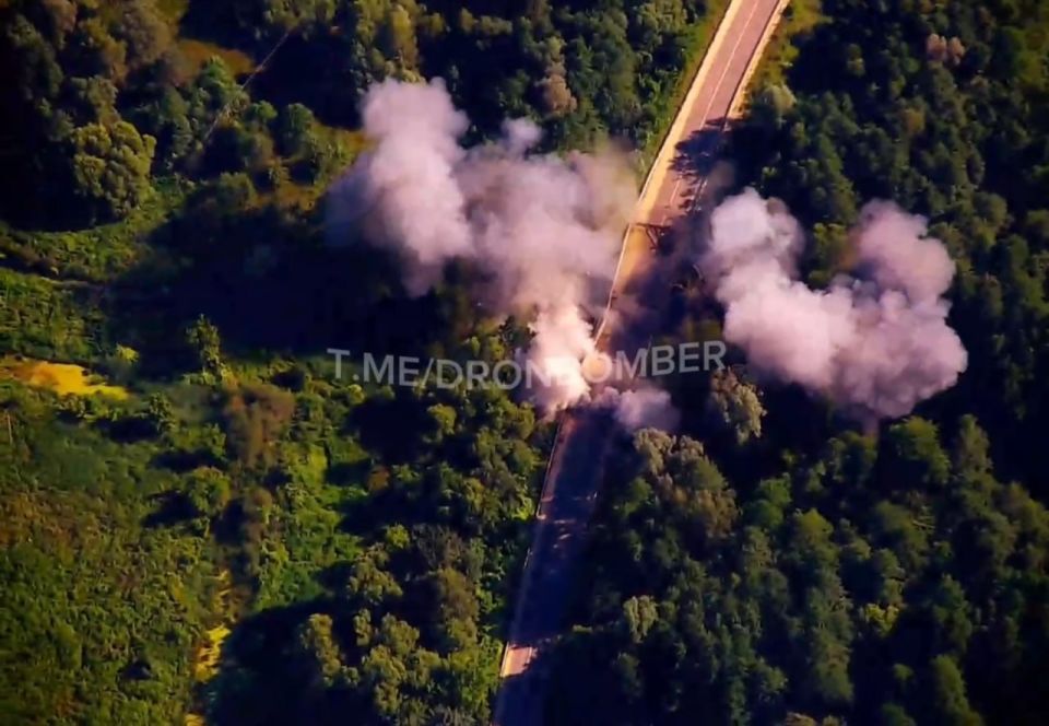 Мост через реку Цата в Брянской области был уничтожен украинским FPV-дроном на оптоволокне, который поразил "гирлянду" из мин ТМ-62, висящую на одной из опор Мост через реку Цата в Брянской области был уничтожен украинским FPV-дроном на оптоволокне, который поразил "гирлянду" из мин ТМ-62, висящую на одной из опор