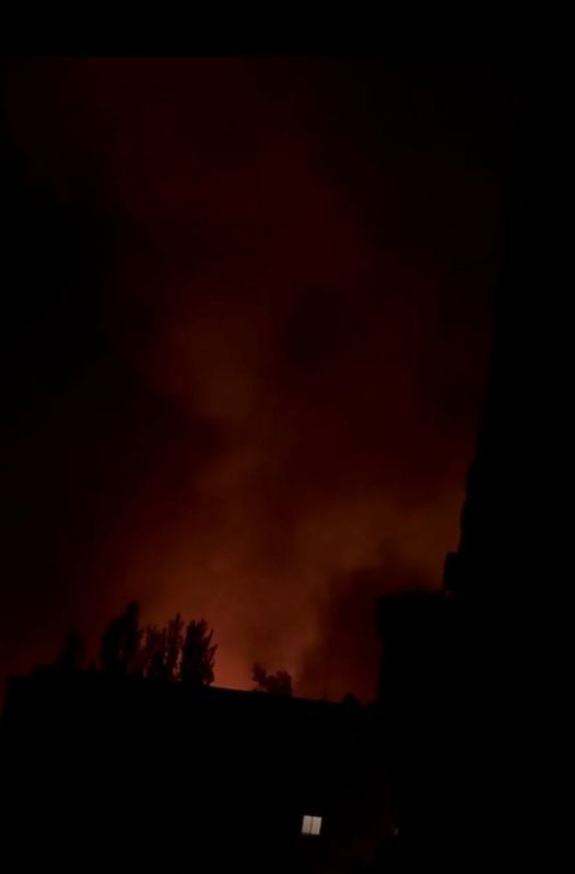 Местные каналы сообщают о пожаре после прилета в Славянске Местные каналы сообщают о пожаре после прилета в Славянске