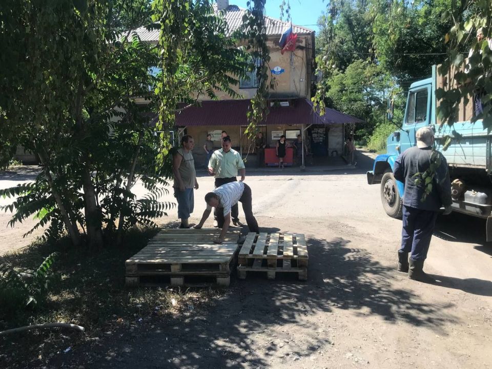 Сегодня, 2 августа, с целью обеспечения населения водой в Червоногвардейском внутригородском районе города Макеевки проведены работы по установке ёмкостей для разбора технической воды по адресу: ул. Титова (маг. "Шуруп") Сегодня, 2 августа, с целью обеспечения населения водой в Червоногвардейском внутригородском районе города Макеевки проведены работы по установке ёмкостей для разбора технической воды по адресу: ул. Титова (маг. "Шуруп")