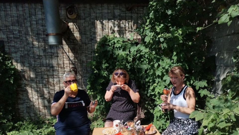 В Калининском районе Горловки продолжается акция «Добрые соседи» В Калининском районе Горловки продолжается акция «Добрые соседи»