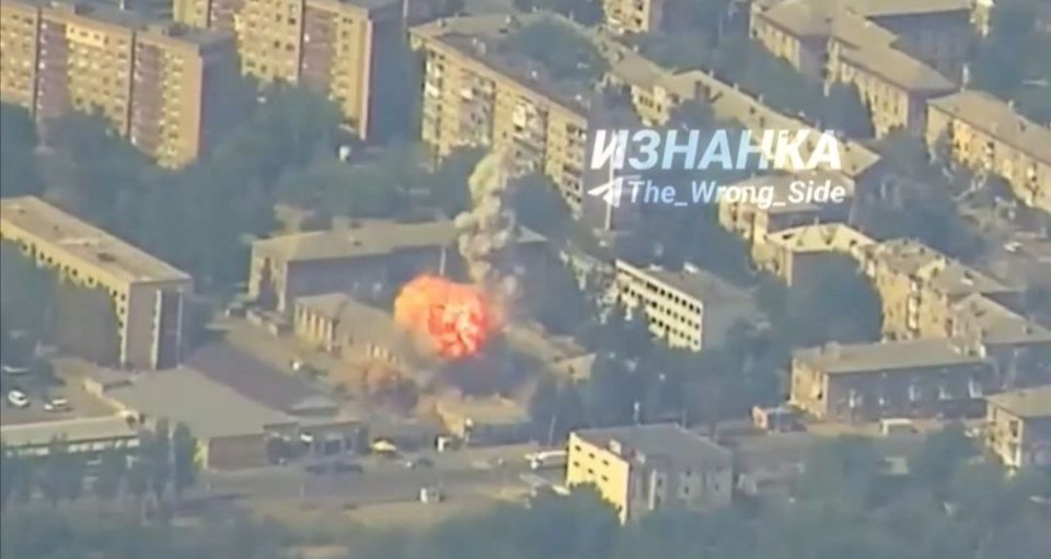 А вот уже и кадры объективного контроля прилёта герани по ТЦК во временно оккупированной Дружковке ДНР А вот уже и кадры объективного контроля прилёта герани по ТЦК во временно оккупированной Дружковке ДНР