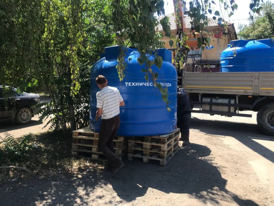 Сегодня, 2 августа, с целью обеспечения населения водой в Червоногвардейском внутригородском районе города Макеевки проведены работы по установке ёмкостей для разбора технической воды по адресу: ул. Титова (маг. "Шуруп") Сегодня, 2 августа, с целью обеспечения населения водой в Червоногвардейском внутригородском районе города Макеевки проведены работы по установке ёмкостей для разбора технической воды по адресу: ул. Титова (маг. "Шуруп")