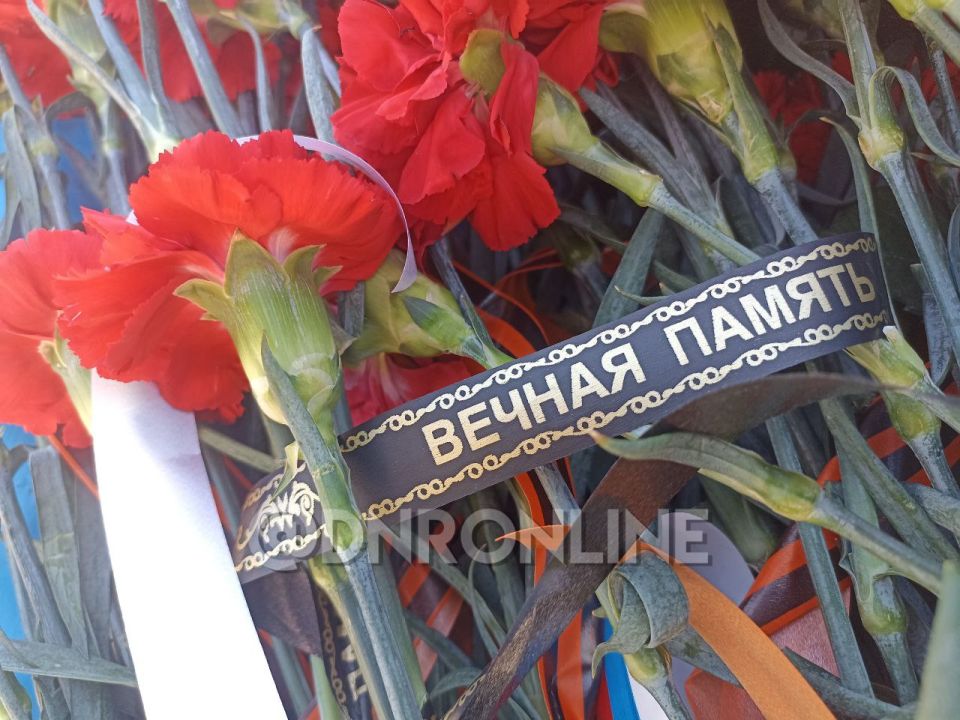 В Донецке несут цветы к памятнику Василию Маргелову В Донецке несут цветы к памятнику Василию Маргелову