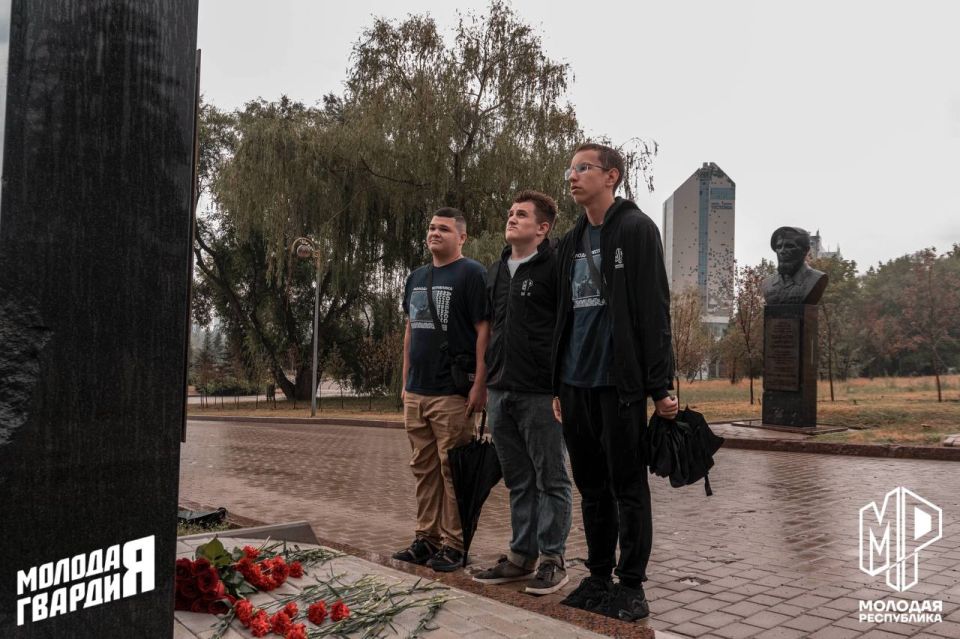 С командой возложили цветы к бюсту Героя России Ольги Качуры С командой возложили цветы к бюсту Героя России Ольги Качуры