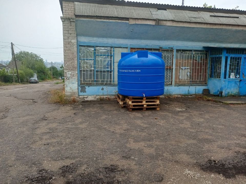 Сегодня, 3 августа с целью обеспечения населения водой в Червоногвардейском внутригородском районе города Макеевки продолжаются работы по установке ёмкостей для разбора технической воды по адресу: ул. Сигова ( возле магазина... Сегодня, 3 августа с целью обеспечения населения водой в Червоногвардейском внутригородском районе города Макеевки продолжаются работы по установке ёмкостей для разбора технической воды по адресу: ул. Сигова ( возле магазина...