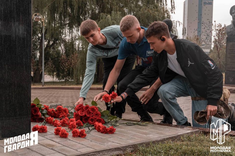 С командой возложили цветы к бюсту Героя России Ольги Качуры С командой возложили цветы к бюсту Героя России Ольги Качуры