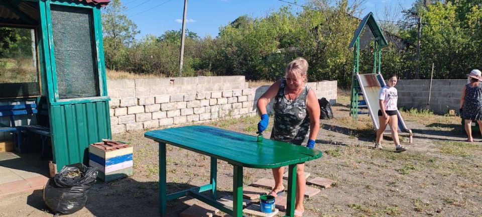 Александр Шатов: Дружная работа. Инициативная группа жителей поселка Контарное обновила детскую площадку Александр Шатов: Дружная работа. Инициативная группа жителей поселка Контарное обновила детскую площадку