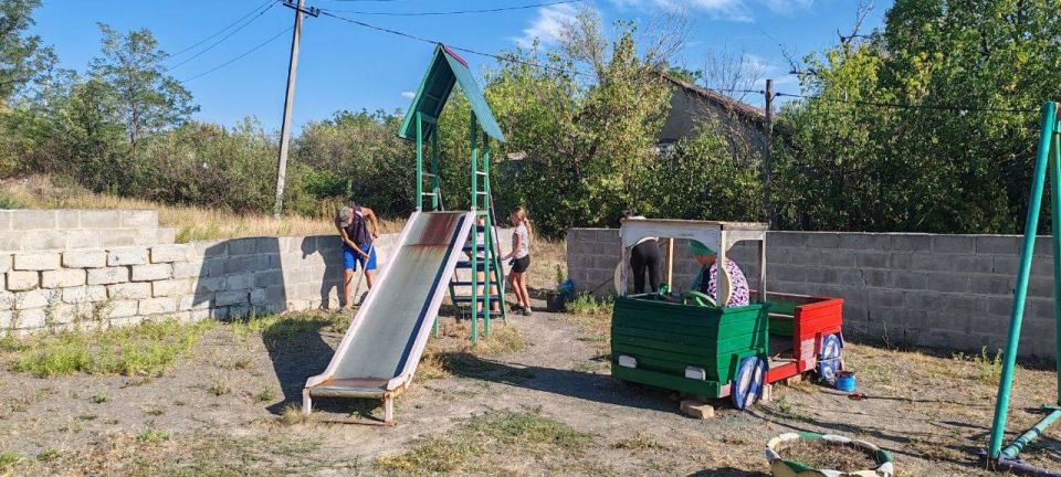 Александр Шатов: Дружная работа. Инициативная группа жителей поселка Контарное обновила детскую площадку Александр Шатов: Дружная работа. Инициативная группа жителей поселка Контарное обновила детскую площадку