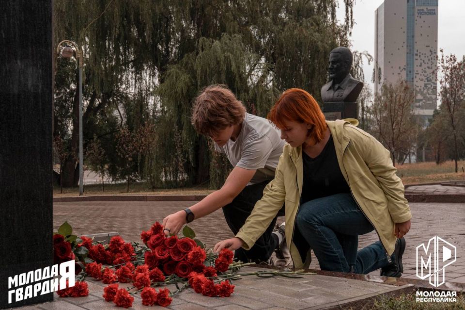 С командой возложили цветы к бюсту Героя России Ольги Качуры С командой возложили цветы к бюсту Героя России Ольги Качуры