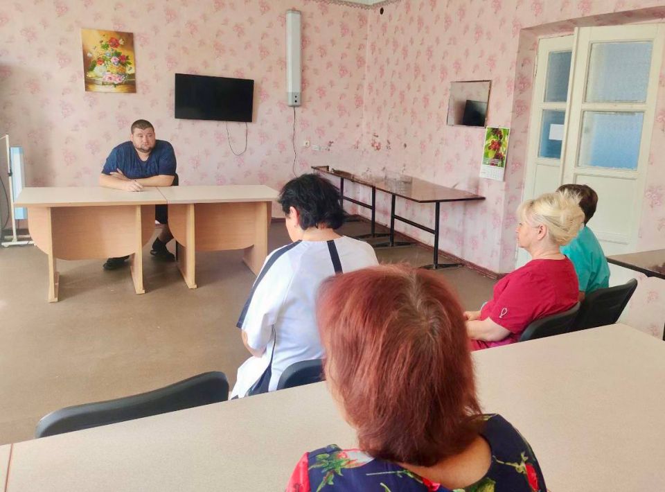 Депутат Иловайского городского совета от партии КПРФ Артём Александрович Жеглов провел рабочую встречу с сотрудниками Иловайской городской больницы, где были обсуждены ключевые проблемы учреждения Депутат Иловайского городского совета от партии КПРФ Артём Александрович Жеглов провел рабочую встречу с сотрудниками Иловайской городской больницы, где были обсуждены ключевые проблемы учреждения