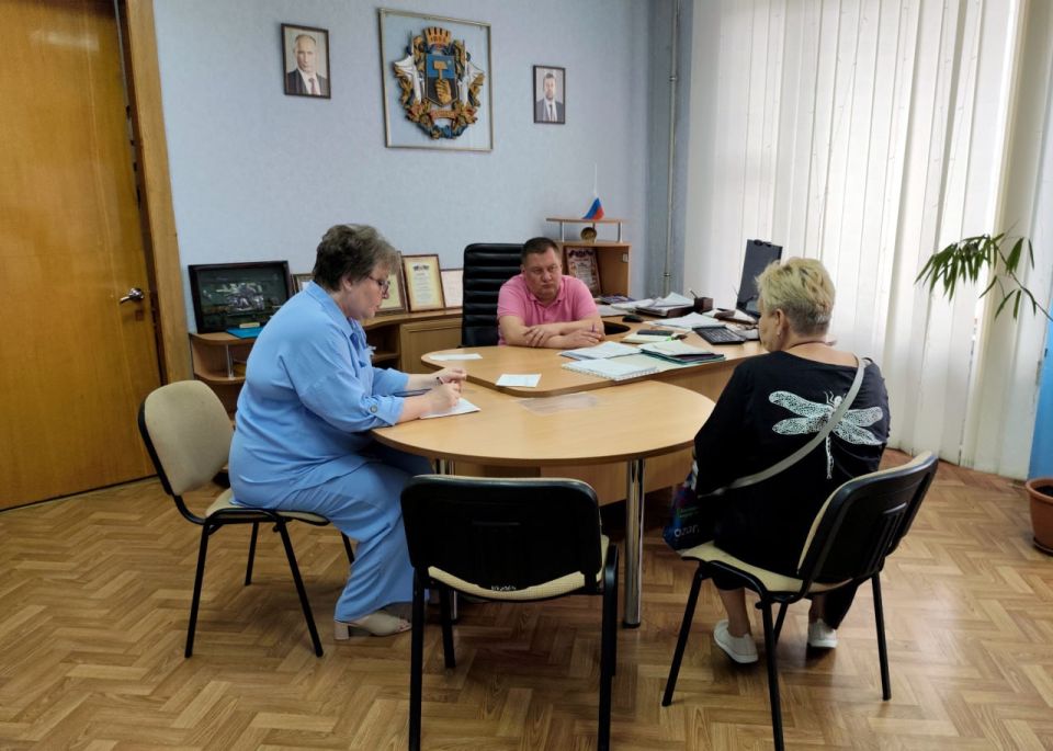 В понедельник, 4 августа, руководитель Управы Куйбышевского внутригородского района Администрации городского округа Донецк Иван Адамец провел плановый прием граждан В понедельник, 4 августа, руководитель Управы Куйбышевского внутригородского района Администрации городского округа Донецк Иван Адамец провел плановый прием граждан