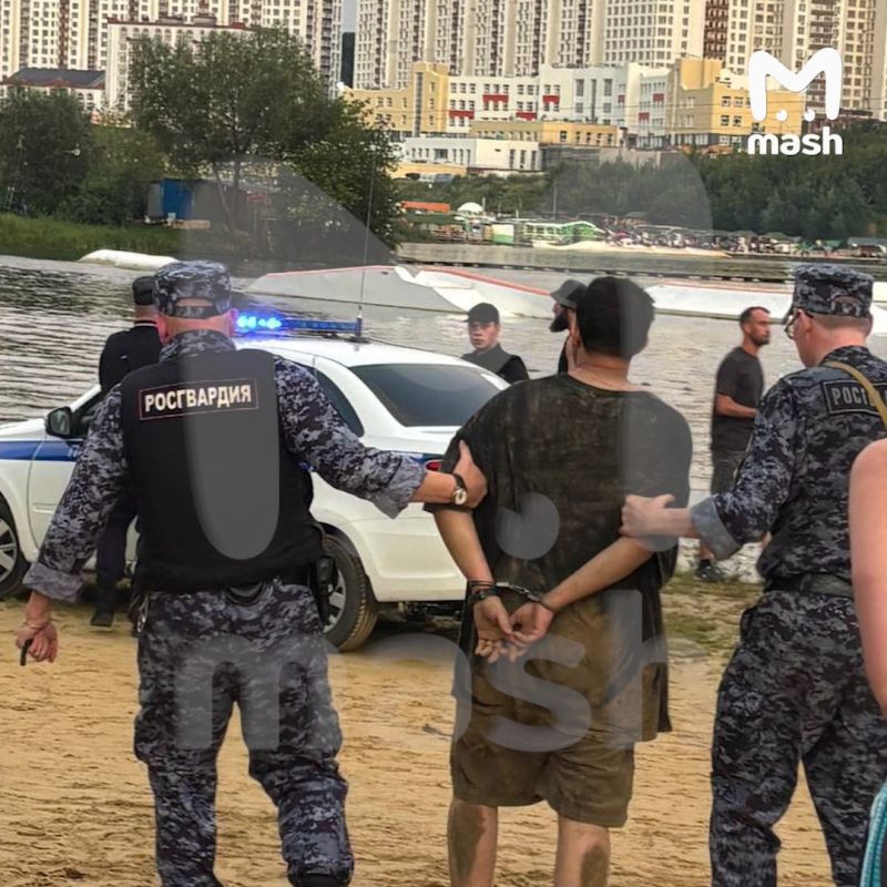 Кубинские гастарбайтеры толпой напали на спасателей пляжа в подмосковном Дзержинском — закидали их бутылками и устроили поножовщину Кубинские гастарбайтеры толпой напали на спасателей пляжа в подмосковном Дзержинском — закидали их бутылками и устроили поножовщину