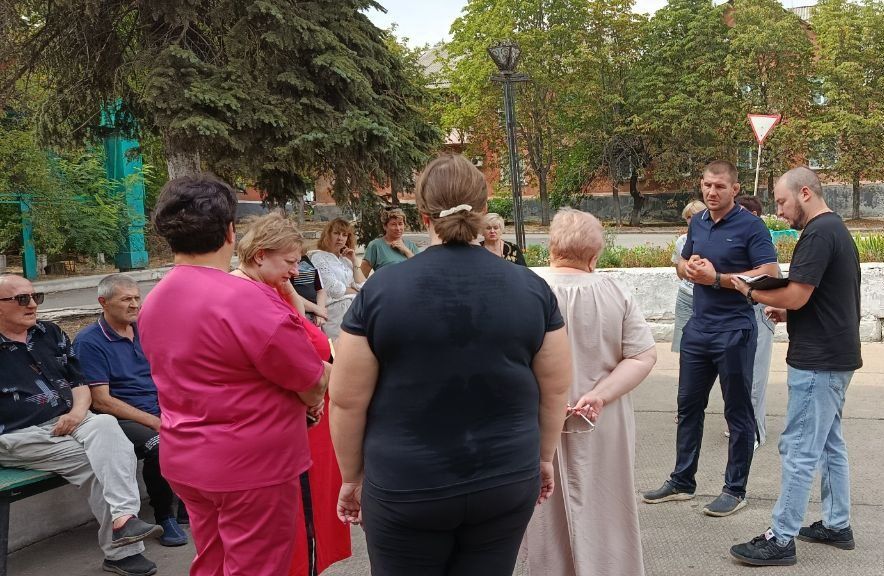 4 августа член Комитета Народного Совета по физической культуре, спорту и туризму Максим Швец провел встречи с жителями по адресам: площадь Трестовская, двор домов 1-4, пгт Нижняя Крынка, площадь перед ДК им. 50-летия... 4 августа член Комитета Народного Совета по физической культуре, спорту и туризму Максим Швец провел встречи с жителями по адресам: площадь Трестовская, двор домов 1-4, пгт Нижняя Крынка, площадь перед ДК им. 50-летия...