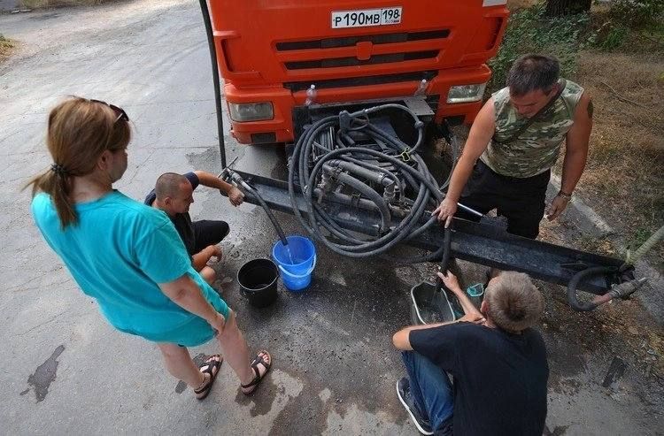Отсутствие воды не застало врасплох: питерские автоцистерны спасают жителей районов Мариуполя, где по графику не включили водоснабжение Отсутствие воды не застало врасплох: питерские автоцистерны спасают жителей районов Мариуполя, где по графику не включили водоснабжение