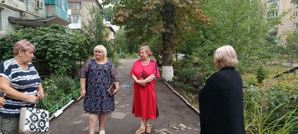 4 августа депутат Макеевского городского совета Оксана Бевцык провела встречи с жителями по адресам: 2-й микрорайон, дд. 5, 6, а также на ул. Гаврилова, д. 4 4 августа депутат Макеевского городского совета Оксана Бевцык провела встречи с жителями по адресам: 2-й микрорайон, дд. 5, 6, а также на ул. Гаврилова, д. 4