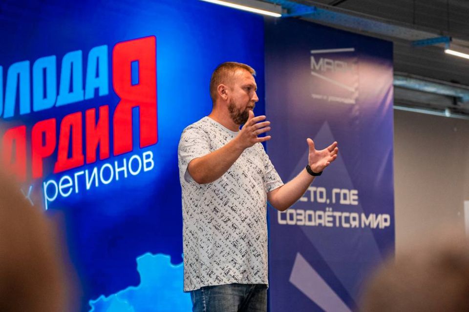 Депутат Народного Совета ДНР, руководитель Донецкого регионального отделения Всероссийской общественной организации «Молодая Гвардия Единой России» Сергей Добровольский принял участие в слете более 200 активистов «Молодой... Депутат Народного Совета ДНР, руководитель Донецкого регионального отделения Всероссийской общественной организации «Молодая Гвардия Единой России» Сергей Добровольский принял участие в слете более 200 активистов «Молодой...