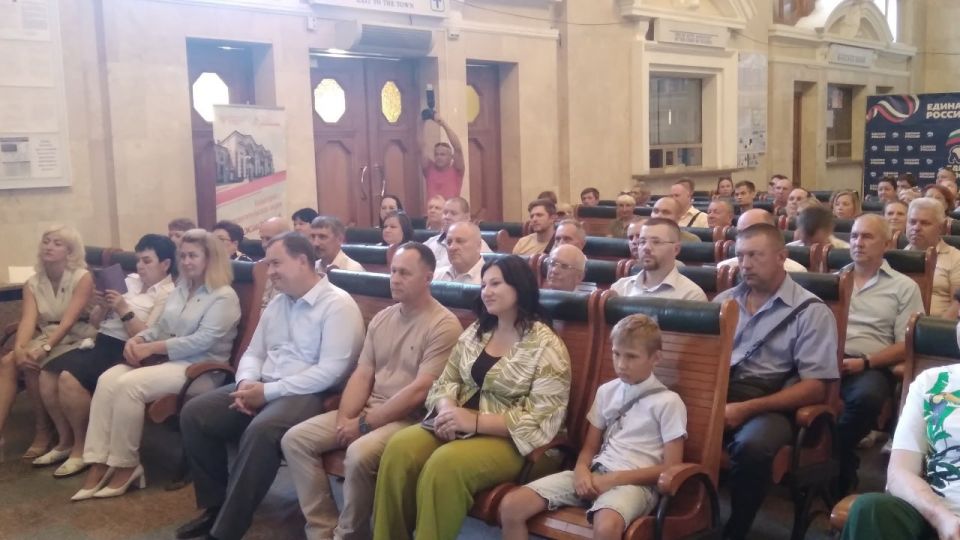 2 августа в Ясиноватой поздравляли тех, кто держит на своих плечах одну из важнейших артерий региона — железную дорогу 2 августа в Ясиноватой поздравляли тех, кто держит на своих плечах одну из важнейших артерий региона — железную дорогу