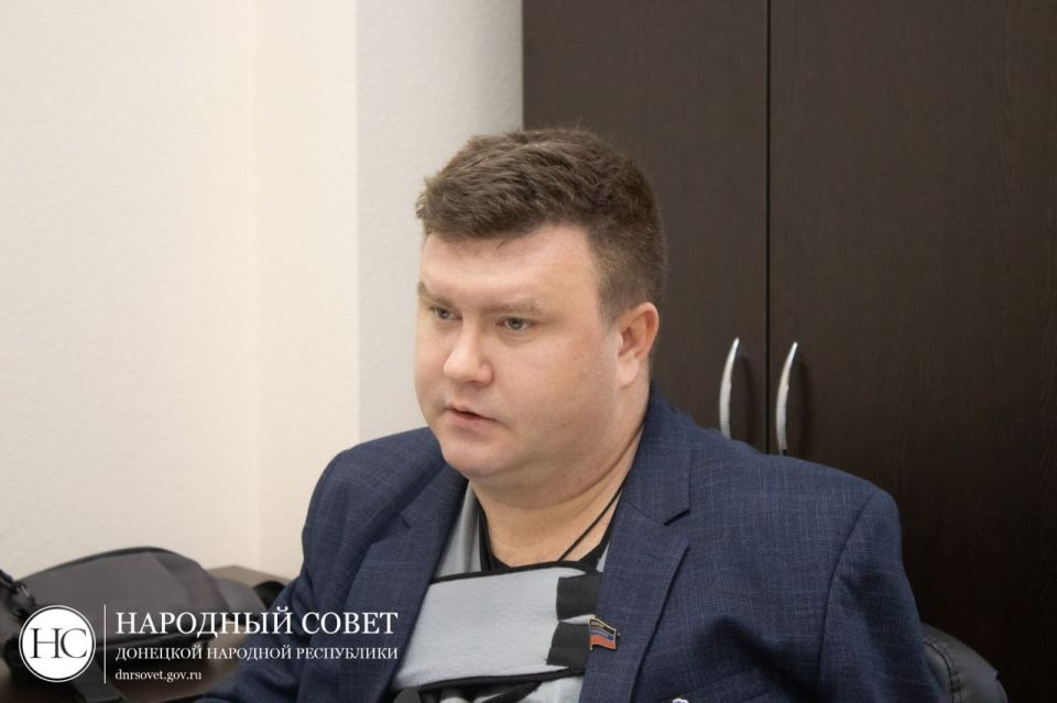 На расширенном заседании Комитета Народного Совета по информационной политике и информационным технологиям парламентарии продолжили прорабатывать меры по развитию сферы СМИ и поддержке журналистов республики