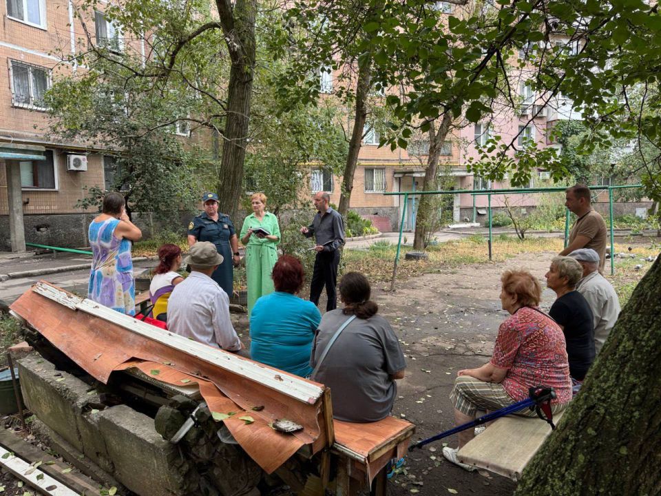 Продолжаются сходы с жителями Ленинского района города Донецка Продолжаются сходы с жителями Ленинского района города Донецка