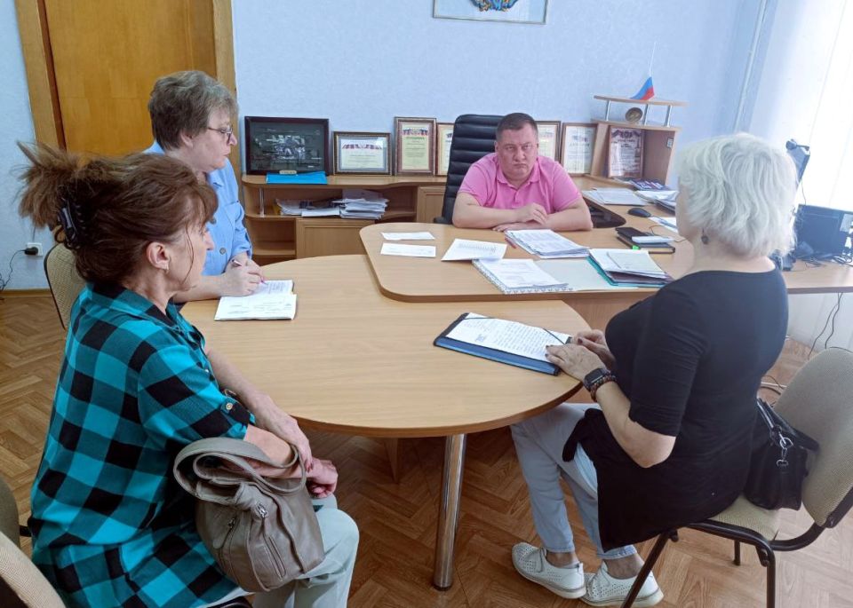 В понедельник, 4 августа, руководитель Управы Куйбышевского внутригородского района Администрации городского округа Донецк Иван Адамец провел плановый прием граждан В понедельник, 4 августа, руководитель Управы Куйбышевского внутригородского района Администрации городского округа Донецк Иван Адамец провел плановый прием граждан