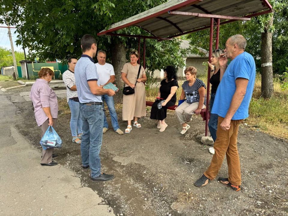 Встречу с жителями на улице Пролетарской Победы провел заместитель руководителя Управы Пролетарского внутригородского района Администрации городского округа Донецк Донецкой Народной Республики Александр Барабаш Встречу с жителями на улице Пролетарской Победы провел заместитель руководителя Управы Пролетарского внутригородского района Администрации городского округа Донецк Донецкой Народной Республики Александр Барабаш