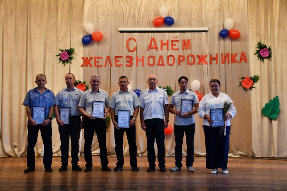 В преддверии празднования Дня железнодорожников, сегодня в Дебальцево чествовали с профессиональным праздником работников стальных магистралей В преддверии празднования Дня железнодорожников, сегодня в Дебальцево чествовали с профессиональным праздником работников стальных магистралей