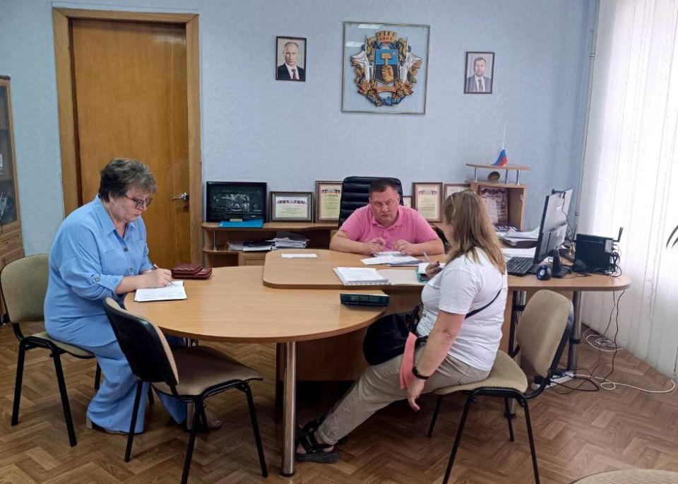 В понедельник, 4 августа, руководитель Управы Куйбышевского внутригородского района Администрации городского округа Донецк Иван Адамец провел плановый прием граждан В понедельник, 4 августа, руководитель Управы Куйбышевского внутригородского района Администрации городского округа Донецк Иван Адамец провел плановый прием граждан