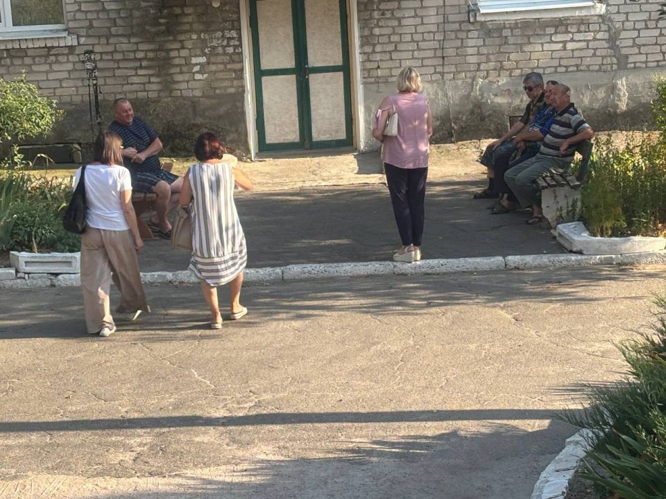 Управляющий делами администрации Мангушского муниципального округа, координатор проекта «Управдом» Наталья Анатольевна Паршина провела встречу с жителями центрального микрорайона по улице Мурзы в пгт Мангуш Управляющий делами администрации Мангушского муниципального округа, координатор проекта «Управдом» Наталья Анатольевна Паршина провела встречу с жителями центрального микрорайона по улице Мурзы в пгт Мангуш