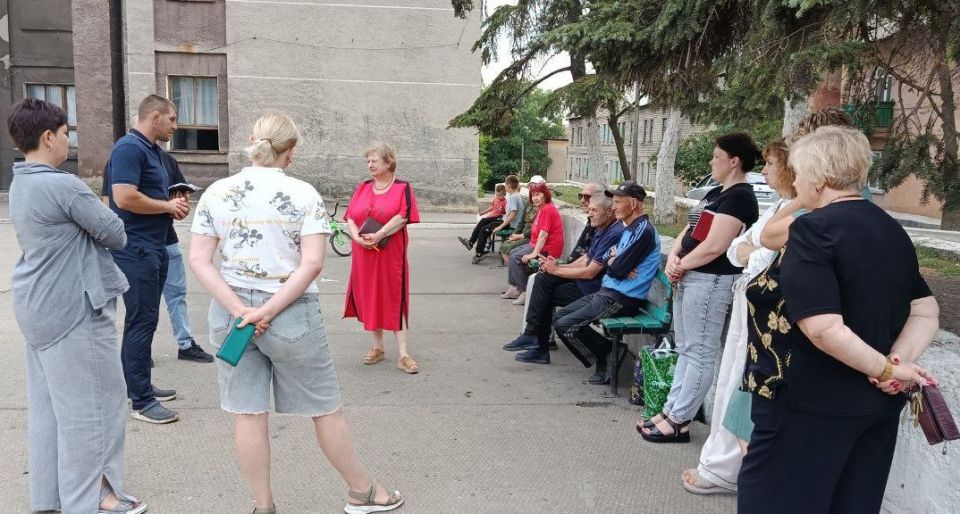 4 августа член Комитета Народного Совета по физической культуре, спорту и туризму Максим Швец провел встречи с жителями по адресам: площадь Трестовская, двор домов 1-4, пгт Нижняя Крынка, площадь перед ДК им. 50-летия... 4 августа член Комитета Народного Совета по физической культуре, спорту и туризму Максим Швец провел встречи с жителями по адресам: площадь Трестовская, двор домов 1-4, пгт Нижняя Крынка, площадь перед ДК им. 50-летия...