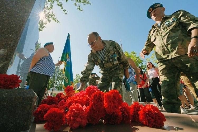 Пришли на праздник с парашютом: в Мариуполе ветераны «крылатой пехоты» отметили 95-летие ВДВ Пришли на праздник с парашютом: в Мариуполе ветераны «крылатой пехоты» отметили 95-летие ВДВ