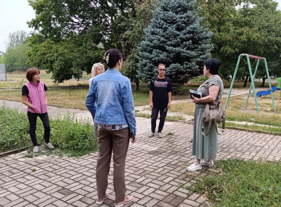4 августа депутат Макеевского городского совета Оксана Бевцык провела встречи с жителями по адресам: 2-й микрорайон, дд. 5, 6, а также на ул. Гаврилова, д. 4 4 августа депутат Макеевского городского совета Оксана Бевцык провела встречи с жителями по адресам: 2-й микрорайон, дд. 5, 6, а также на ул. Гаврилова, д. 4