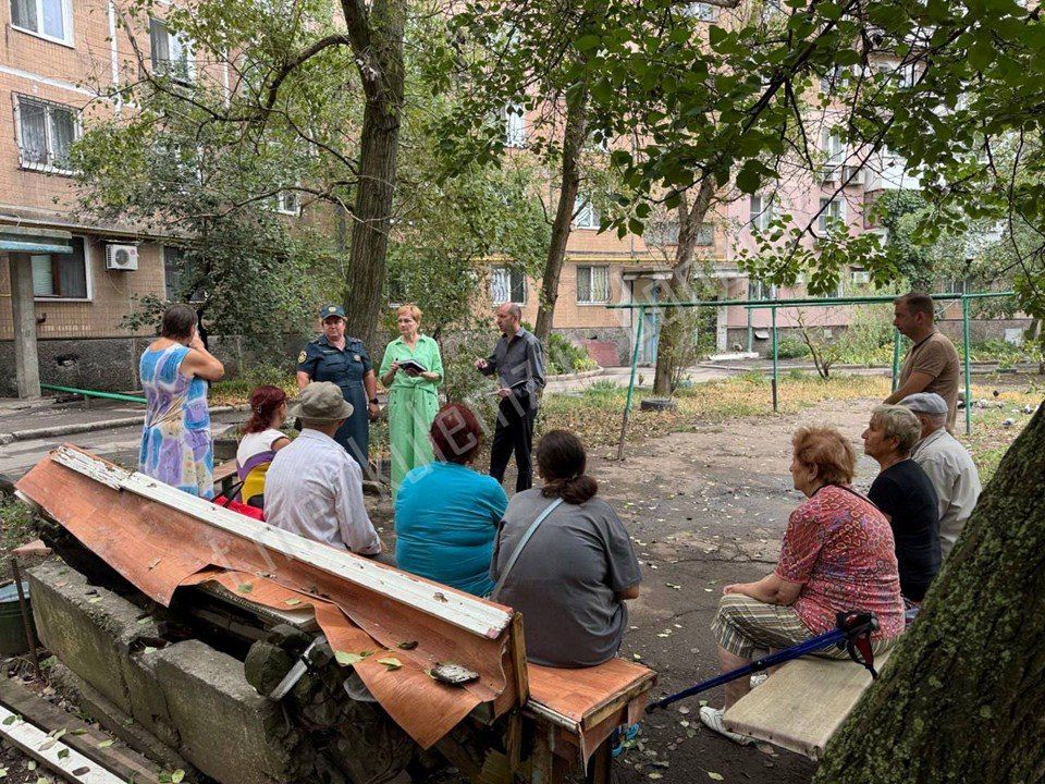 Продолжаем регулярные встречи во дворах по поручению Главы Республики Дениса Пушилина Продолжаем регулярные встречи во дворах по поручению Главы Республики Дениса Пушилина