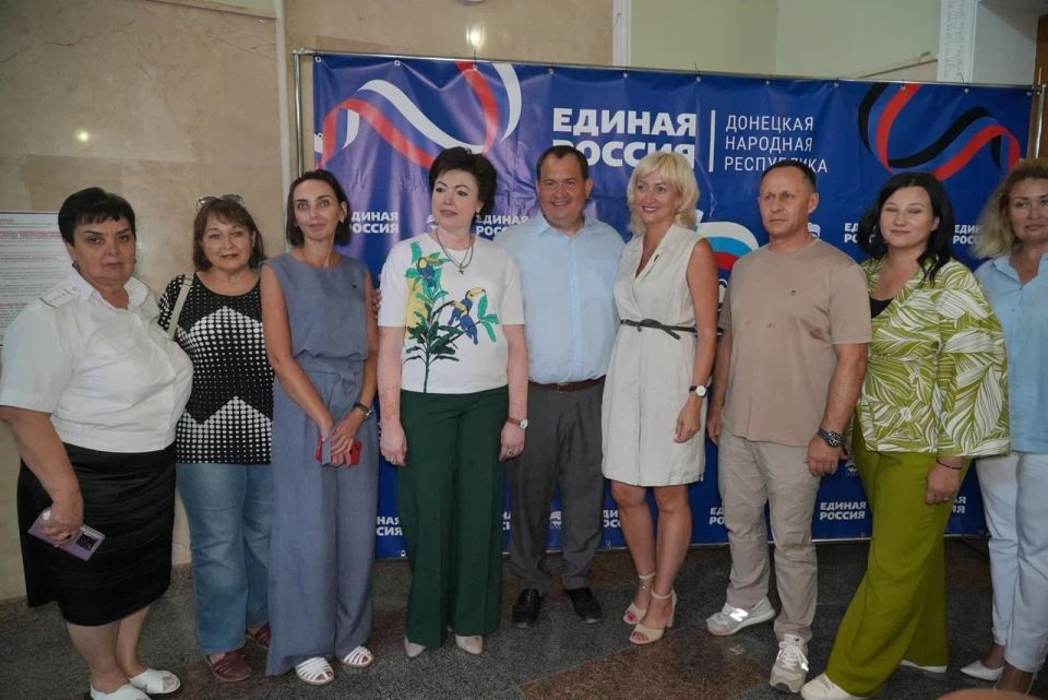 Александр Пеняев: 2 августа совместно с Алексеем Муратовым, руководителем Регионального исполкома «Единой России», и депутатом Народного Совета ДНР Анной Кондрыкинской провели серию мероприятий в Ясиноватой Александр Пеняев: 2 августа совместно с Алексеем Муратовым, руководителем Регионального исполкома «Единой России», и депутатом Народного Совета ДНР Анной Кондрыкинской провели серию мероприятий в Ясиноватой