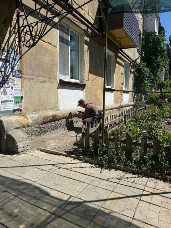 Слесари Магаданской области вывели кран с водой в одном из домов Ждановки Слесари Магаданской области вывели кран с водой в одном из домов Ждановки