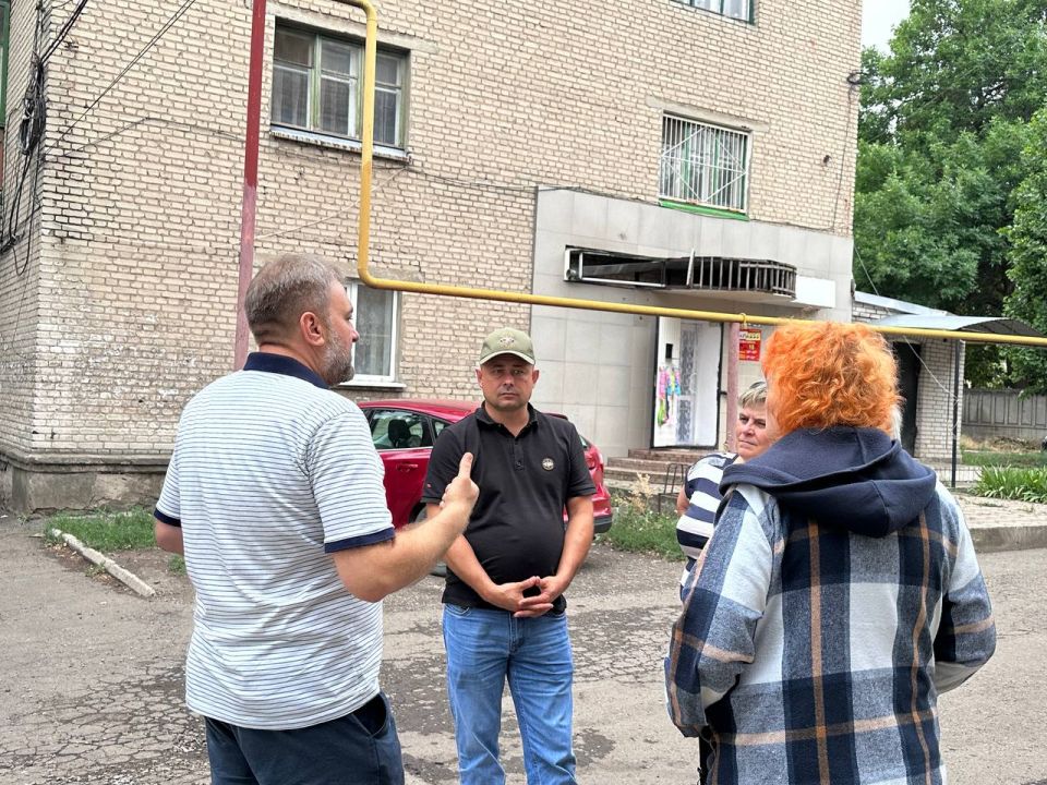 Денис Зубов: Сход граждан. 4 августа состоялась встреча первого заместителя главы администрации городского округа Иловайск Свердлова Михаила Николаевича с местными жителями, которую он провел совместно с депутатом Народного... Денис Зубов: Сход граждан. 4 августа состоялась встреча первого заместителя главы администрации городского округа Иловайск Свердлова Михаила Николаевича с местными жителями, которую он провел совместно с депутатом Народного...