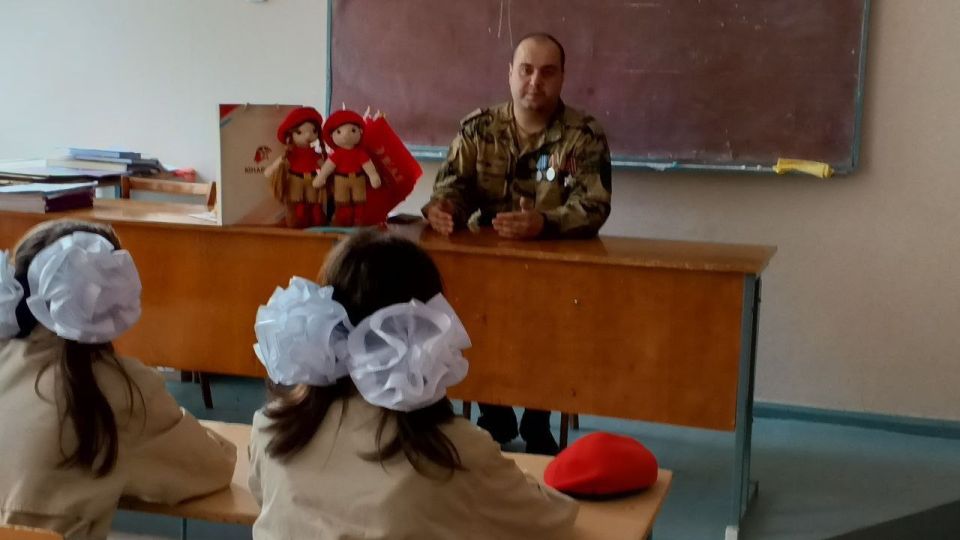 Юнармеец ВПК «КОРСА» имени Героя РФ, Героя ДНР О. С. Качуры г. Горловки, ветеран боевых действий, участник СВО, в рамках патриотической акции «Есть такая профессия – Родину защищать» провел беседу с юнармейцами ВПК «Амазонки» Юнармеец ВПК «КОРСА» имени Героя РФ, Героя ДНР О. С. Качуры г. Горловки, ветеран боевых действий, участник СВО, в рамках патриотической акции «Есть такая профессия – Родину защищать» провел беседу с юнармейцами ВПК «Амазонки»