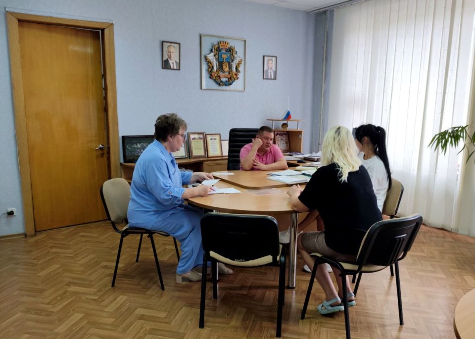 В понедельник, 4 августа, руководитель Управы Куйбышевского внутригородского района Администрации городского округа Донецк Иван Адамец провел плановый прием граждан В понедельник, 4 августа, руководитель Управы Куйбышевского внутригородского района Администрации городского округа Донецк Иван Адамец провел плановый прием граждан
