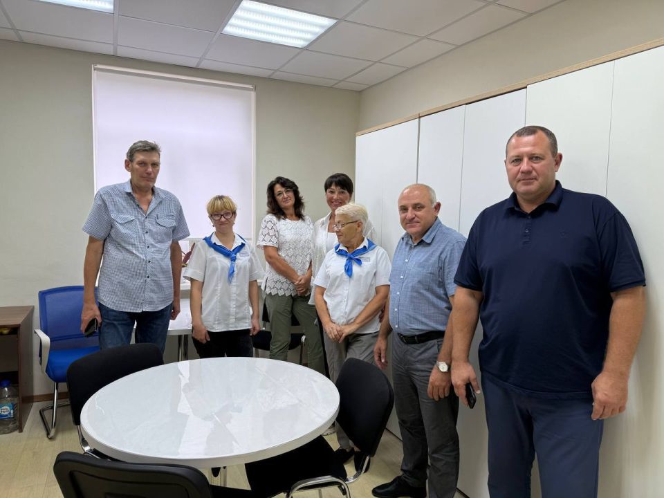 Председатель Мангушского муниципального совета, член фракции Всероссийской политической партии «ЕДИНАЯ РОССИЯ» в Мангушском муниципальном совете Ставрулов Михаил Валентинович сегодня провел встречу с коллективом центра... Председатель Мангушского муниципального совета, член фракции Всероссийской политической партии «ЕДИНАЯ РОССИЯ» в Мангушском муниципальном совете Ставрулов Михаил Валентинович сегодня провел встречу с коллективом центра...